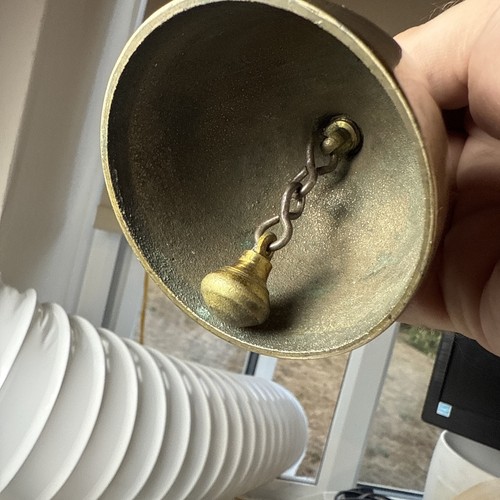 Antigua campana de escritorio de hotel de latón eduardiano con mango de colmena de madera torneado - Imagen 12 de 13