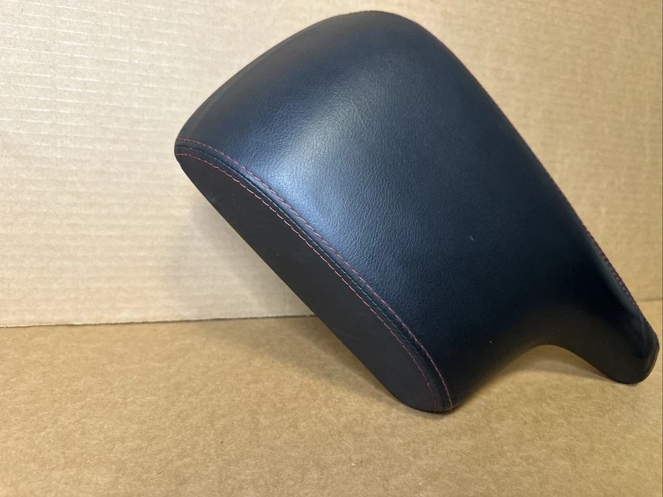 Оригинальный кожаный черный передний центральный подлокотник с красной строчкой для Mazda 3 2014–2018 годов выпуска - Изображение 2 из 4