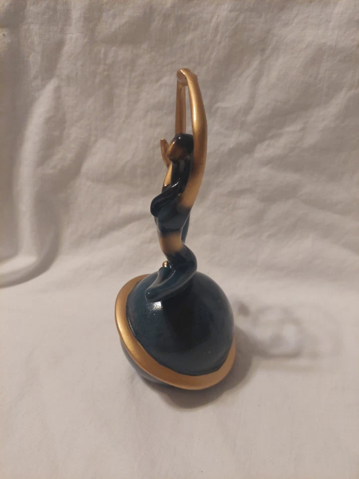 Estatua decorativa de resina para dama en postura de yoga para decoración de oficina en casa Foto 2 de 4