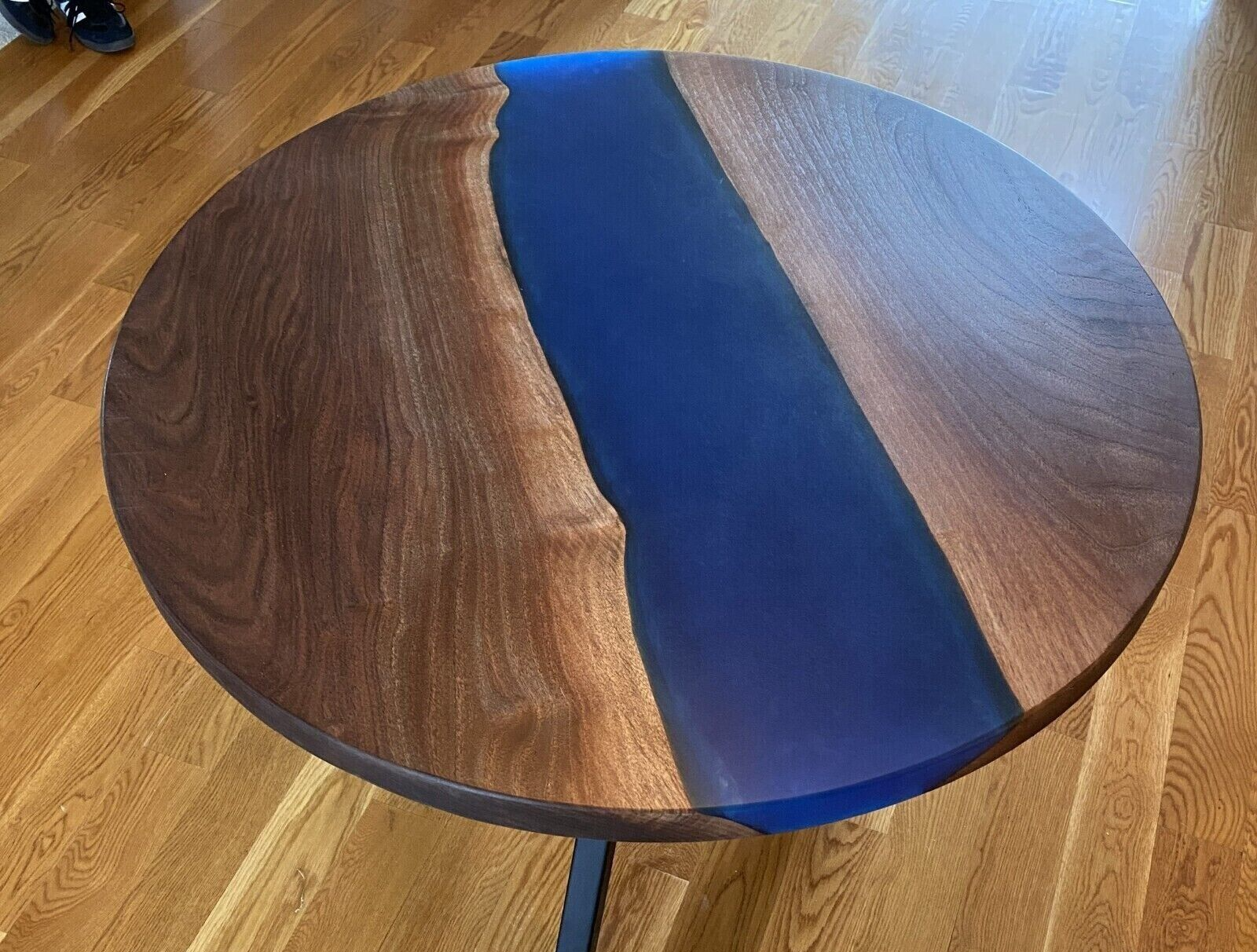 24-Inch Round Wood and Epoxy Resin Coffee Table – Stunning Living Room Centerpiece