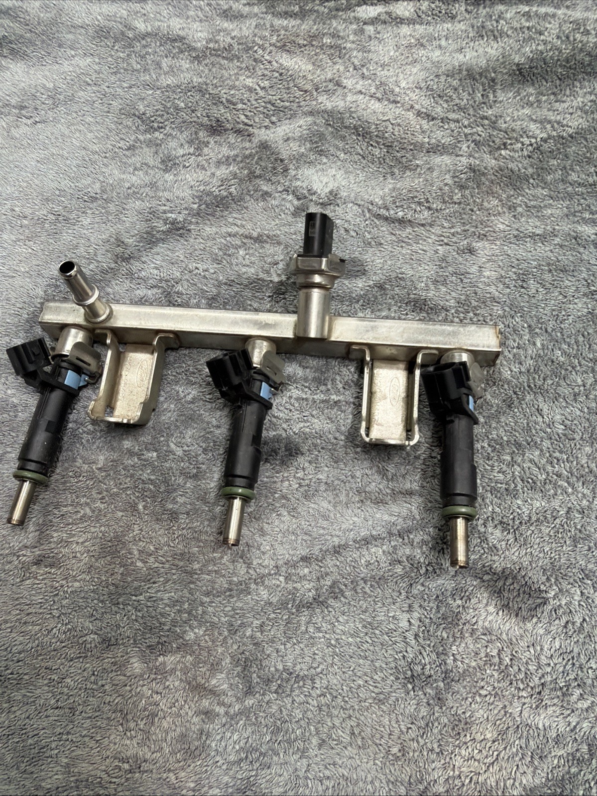 2020-2023 FORD ESCAPE 1.5L ENGINE LOWER PRESSURE FUEL RAIL RAMP & INJECTOR OEM