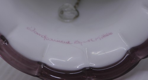 VINTAGE FENTON HANDBEMALTE MILCHKUNST GLAS SYDENHAM GLOCKE, AMETHYSTRAND, M. KIBBE - Bild 9 von 9