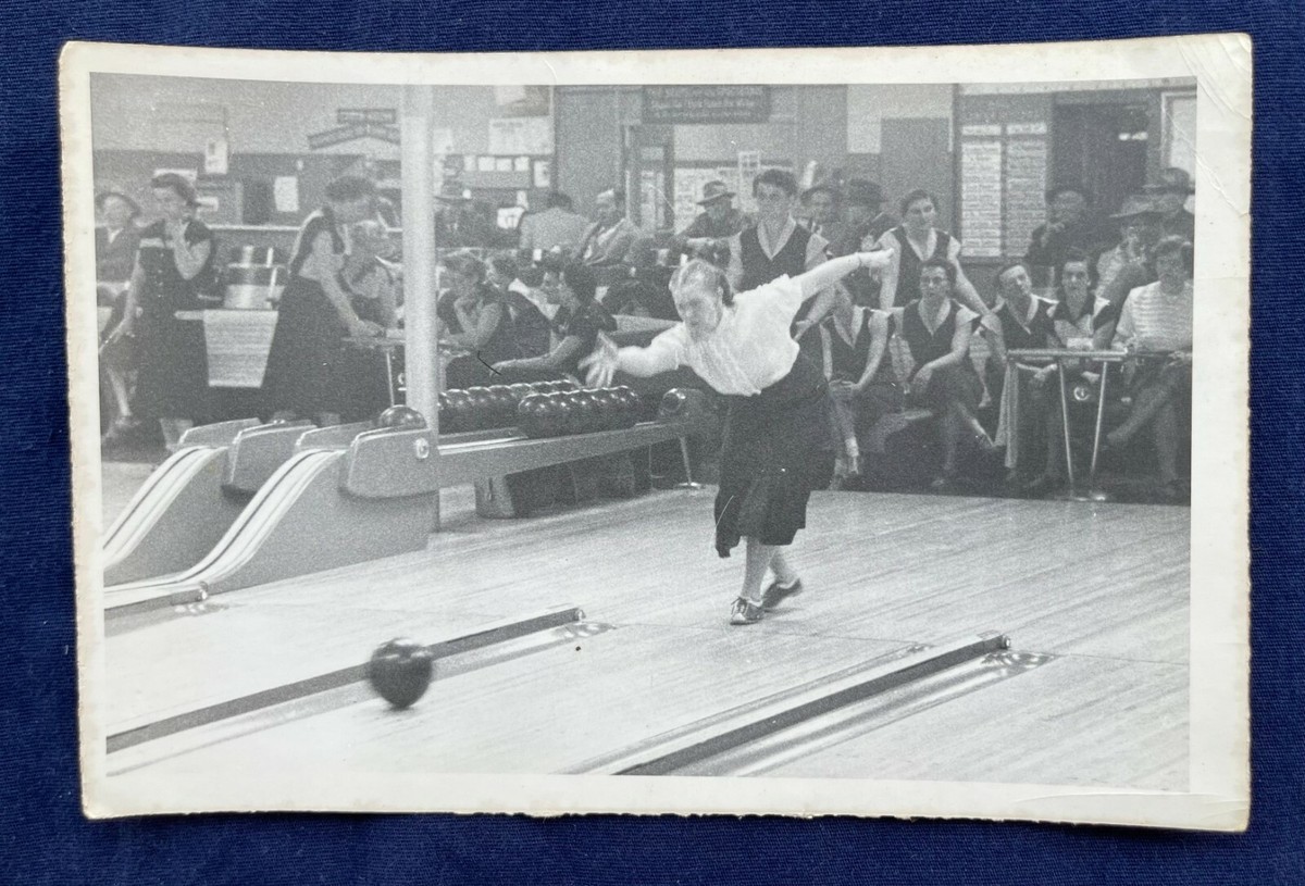 GIRLS BOWLING LEAGUE Photo BOWLING ALLEY 1950s 1960s Great Form