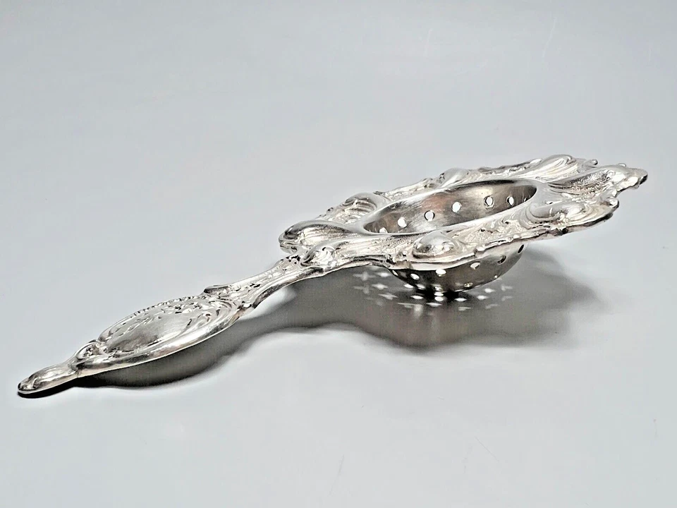 Antiguo colador de té alemán Biedermeier Hanau de plata esterlina Rocailles 19c. Foto 2 de 4