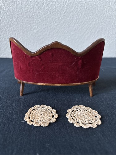 1:12 Victorian Style Elegant Dollhouse Red Velvet Walnut Victorian Sofa - Picture 5 of 7