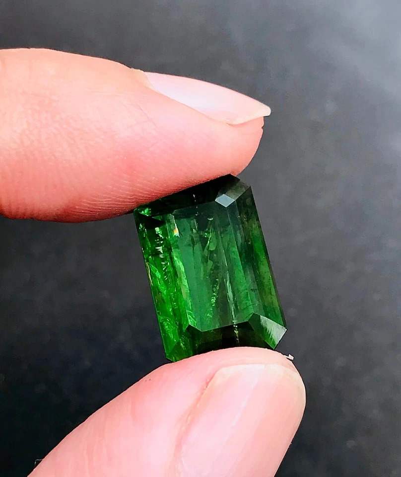 Turmalina verde natural de 15 quilates corte esmeralda de Afganistán Foto 3 de 4