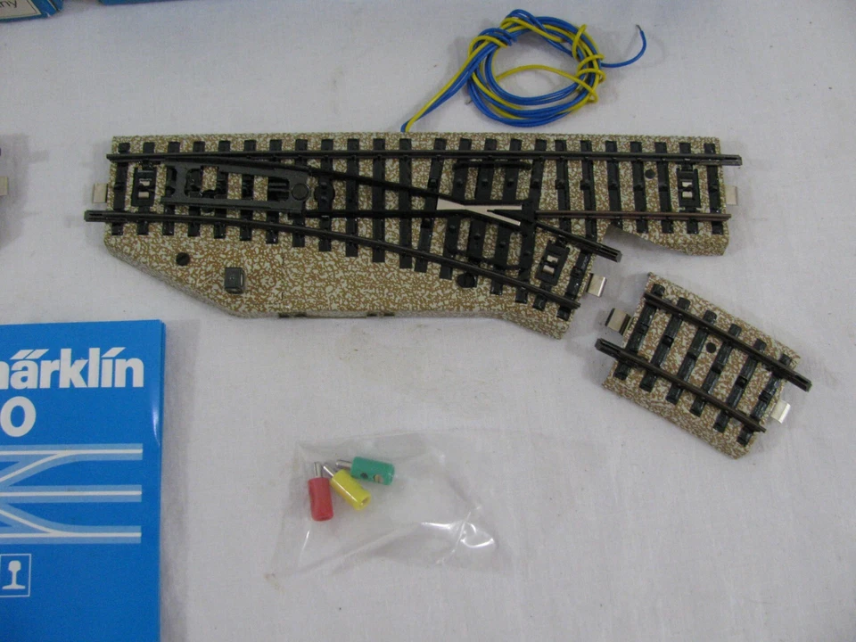 Vintage Marklin HO 3-Rail M-Track Operating Right & Left Turnout Switches #5137 - Image 3 of 4