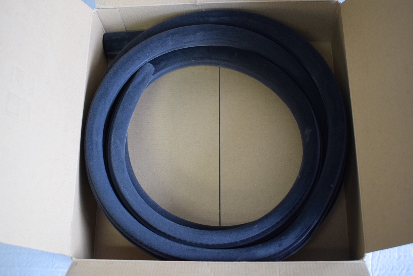 2006 MASERATI QUATTROPORTE M139 REAR DRIVER LEFT DOOR STRIP SEAL OEM