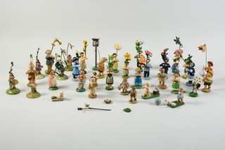 O56D93 Konvolut Erzgebirge Holz Figürchen überwiegend Blumenkinder ua Ulmik