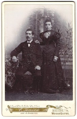 Fotografie C. Jensen, Heide i. H., Wesselburen, Junges Paar in eleganter Kleidu 