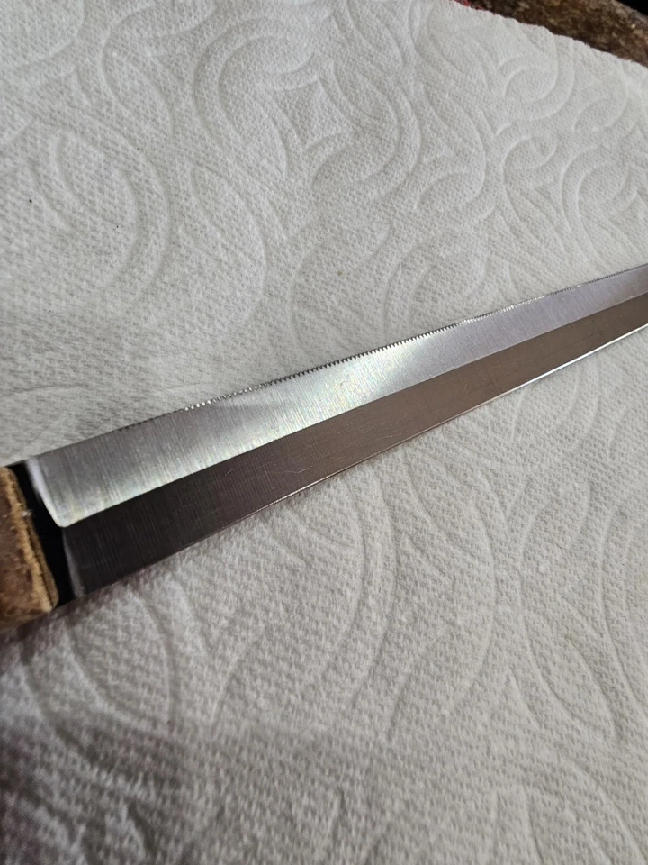 13.5" Long Vintage Stainless Bread Carving Knife Wood Brass Pin Micro Serrated Foto 2 de 4
