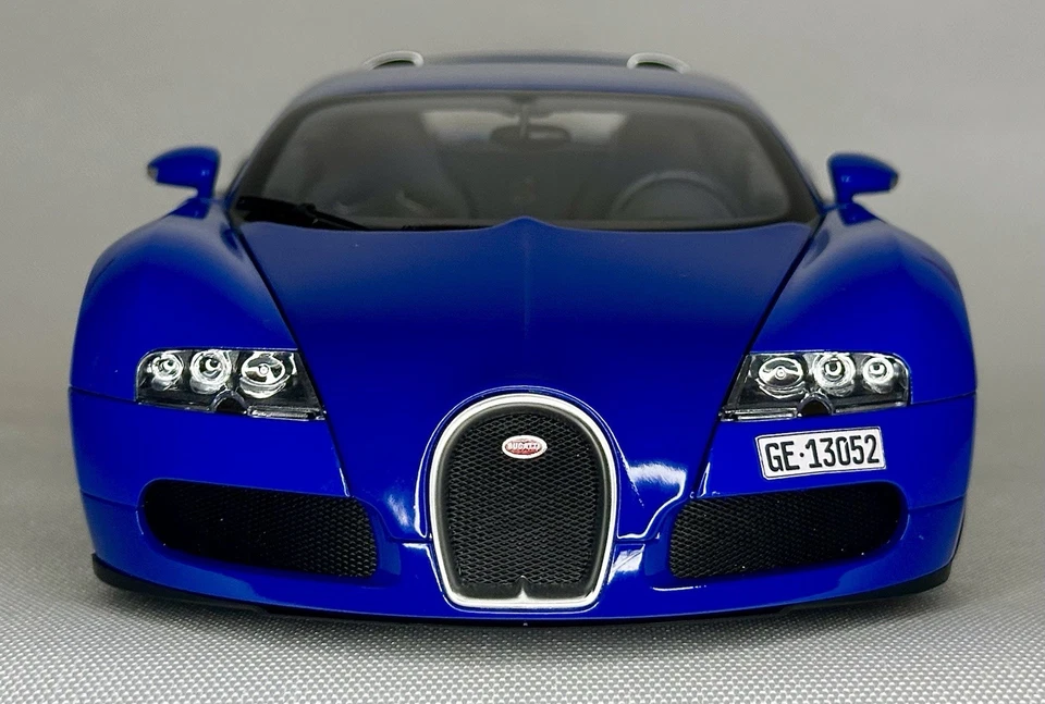 Bugatti Veyron Dark Blue/Light Blue Minichamps 1/18 Très Bon État Avec Sa Boite - Photo 4/4