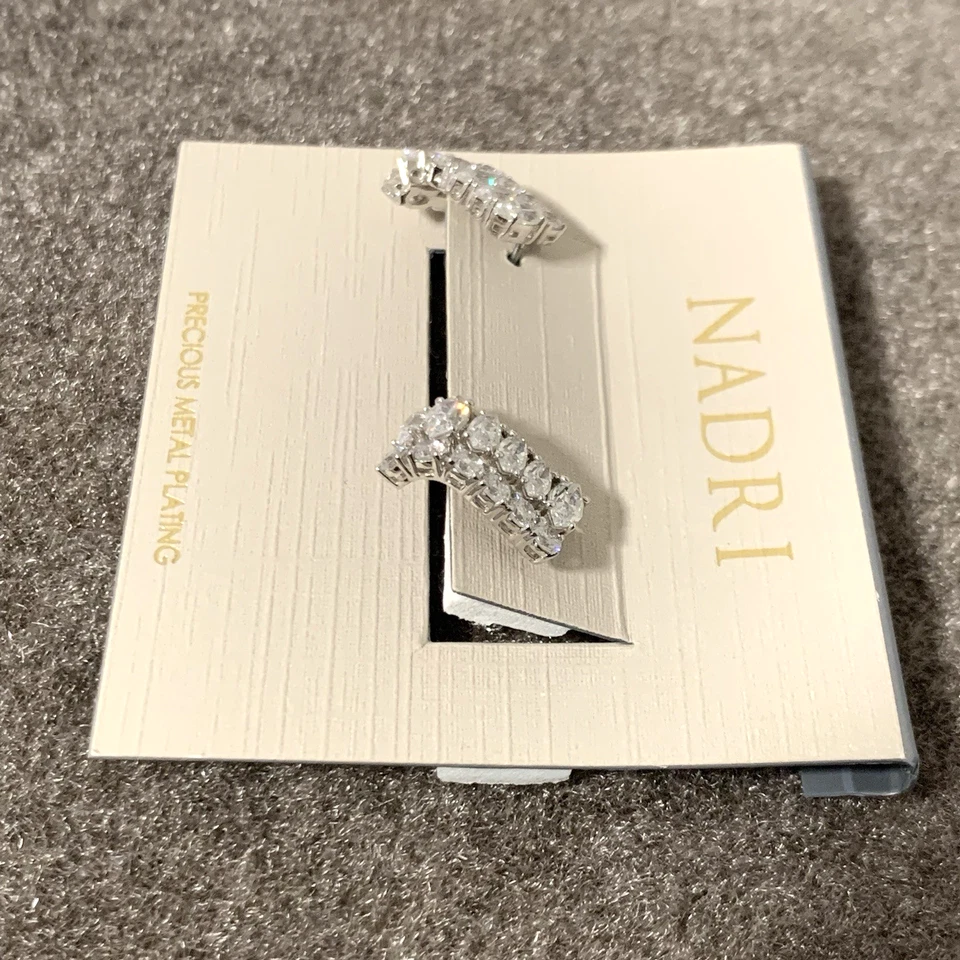 Pendientes de aro Nadri de piedra mixta en J enchapado en rodio de latón circonita cúbica Foto 4 de 4