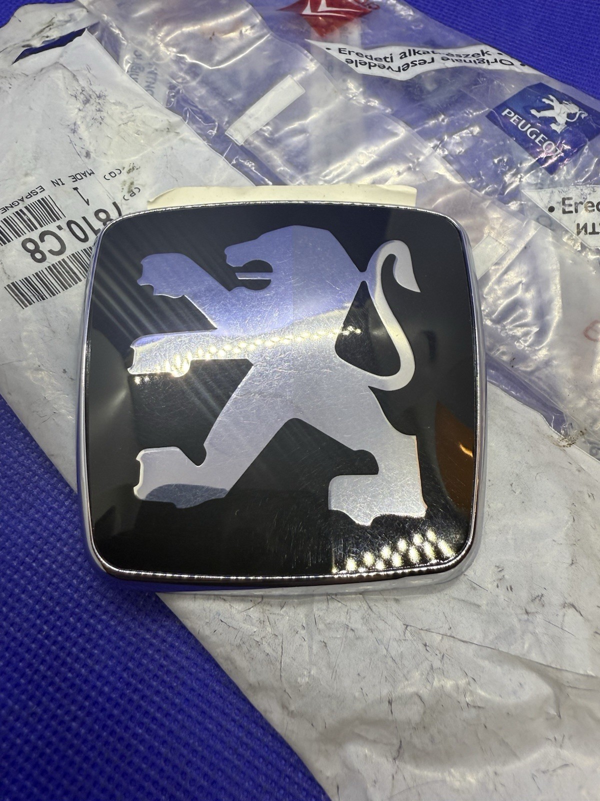 Logo Peugeot 406 arrière d'origine monogramme de coffre neuf référence 7810.C8