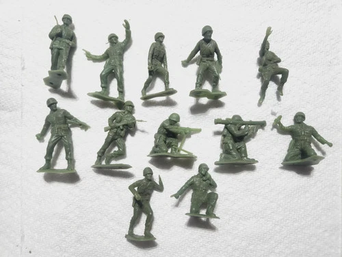 12 MARX BATTLEGROUND / GUNS OF NAVARONE WAXY GREEN AMERICAN SOLDIERS VG TO VG+