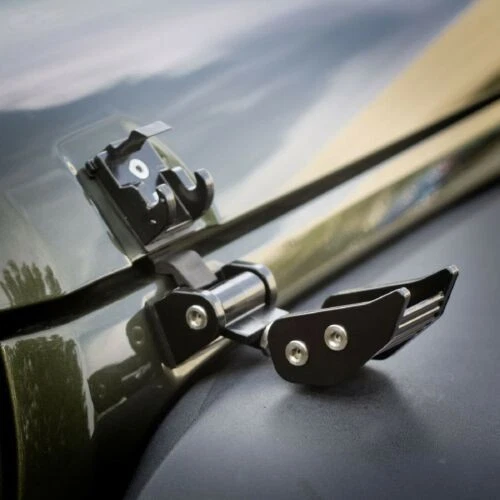 Rugged Ridge 11210.11 Aluminum Black Hood Catch Kit for 07-18 Jeep Wrangler JK Foto 3 de 4