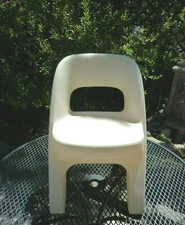 Step 2 Childs Cream Criss Cross Sturdy Plastic Chair for Table/Playhouse/Kitchen