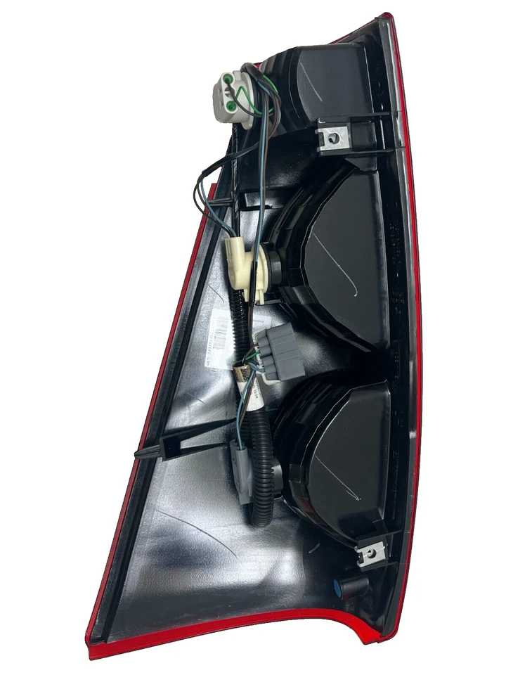 2002-2006 Chevrolet Avalanche 1500  Avalanche 2500  LEFT DRIVE  TAIL LIGHT OEM Foto 3 de 4