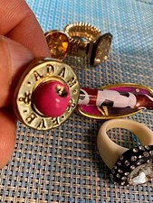 Modeschmuck Konvolut 8 Teile: 5 Ringe 3 Anstecknadeln darunter 1 adam & eve Ring