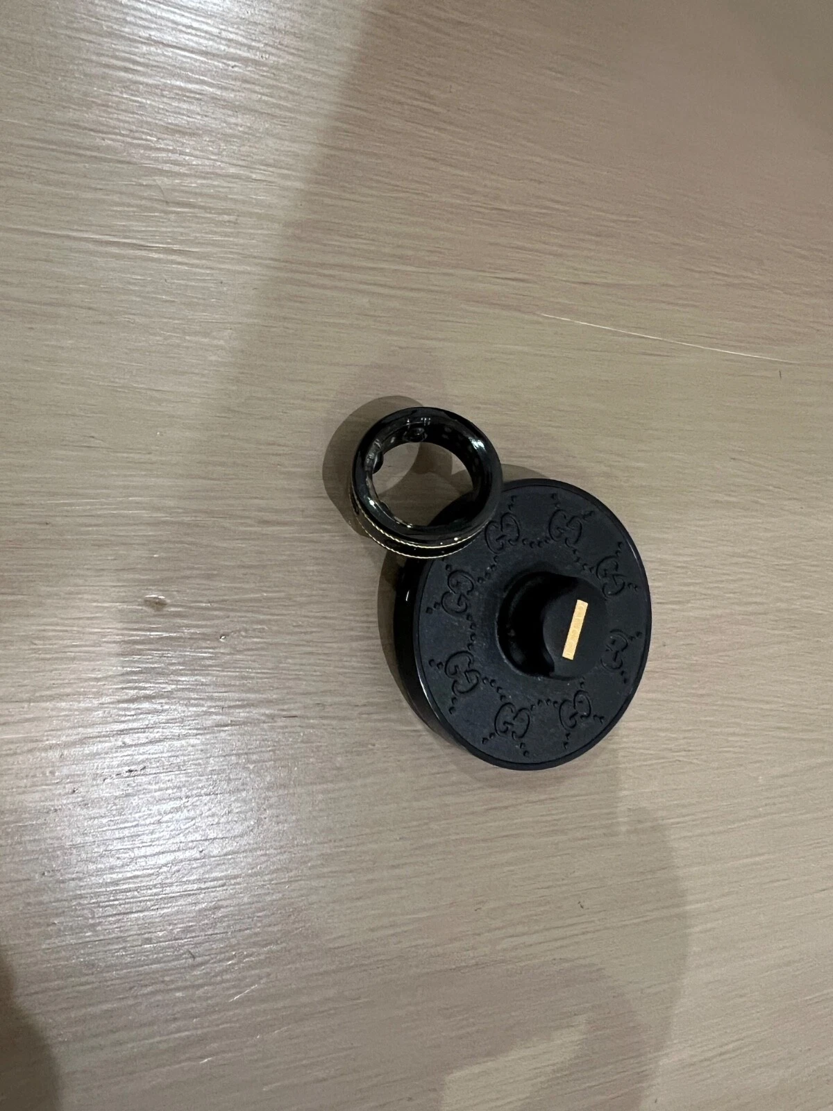 Slightly u gucci oura ring size 6. Complete box, charger and instructions