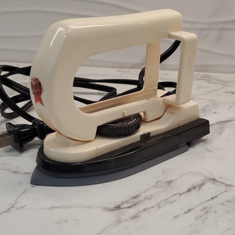 Vintage Intercon IIL-100 Dual Voltage Corded Travel Iron Beige/Black 110W