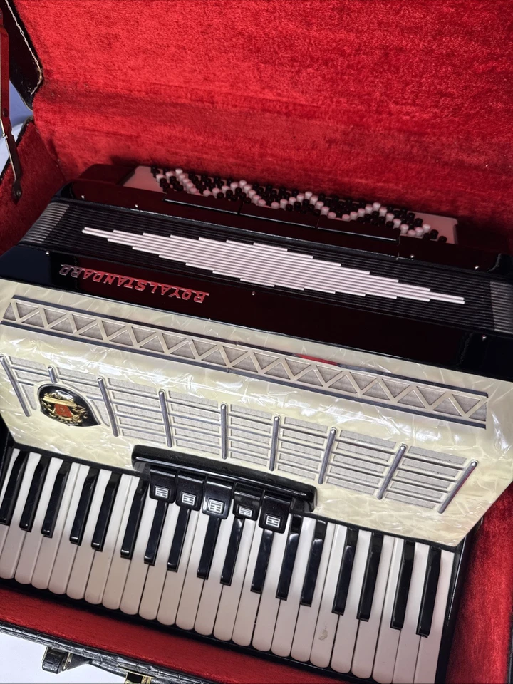 Acordeón de piano Royal Standard negro y madreperla con estuche de transporte vintage Foto 3 de 4