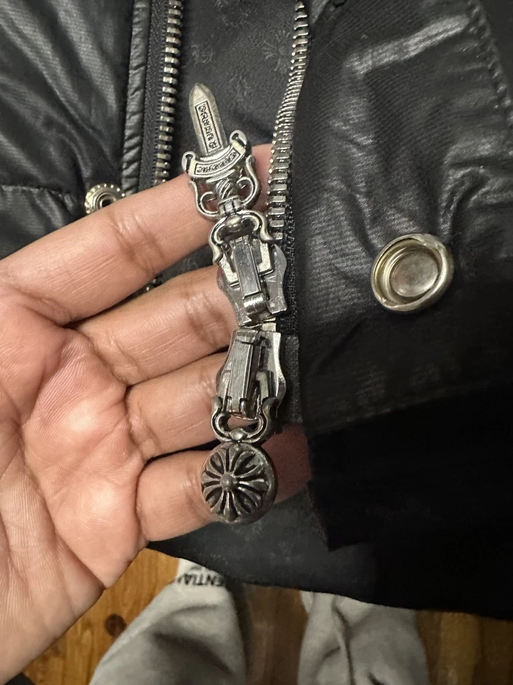 Chaleco acolchado de cuero con corazón cromado talla pequeña Foto 2 de 4