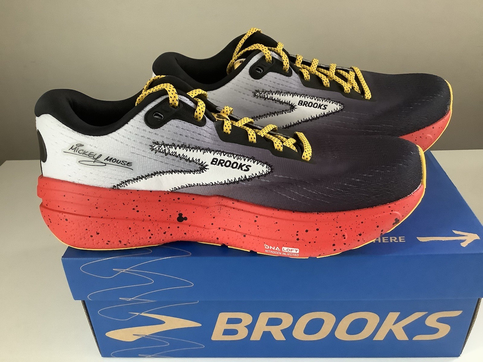 NEW Brooks runDisney Ghost Max 2 Mickey Mouse Women’s Running Shoes - Sz 9.5 image 3