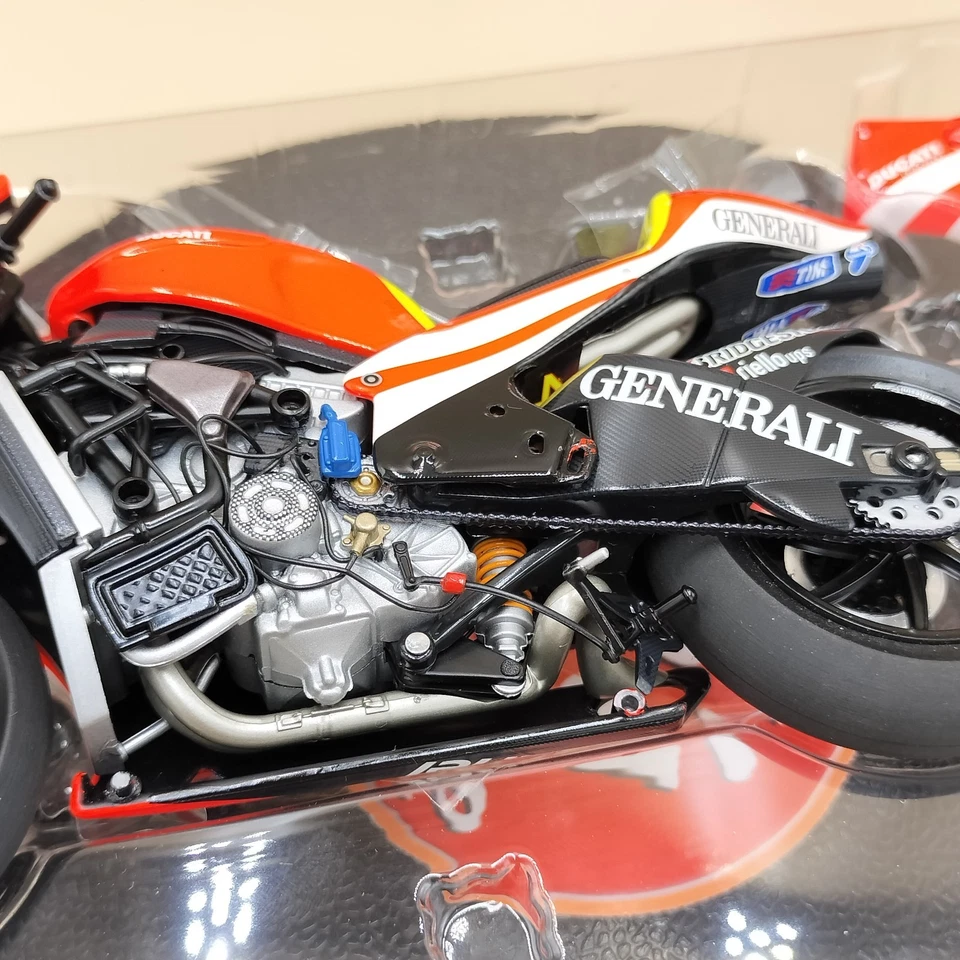 MINICHAMPS 1/12 Ducati Desmosedici GP11 MotoGP 2011 Valentino Rossi 122110046 - Image 4 of 4