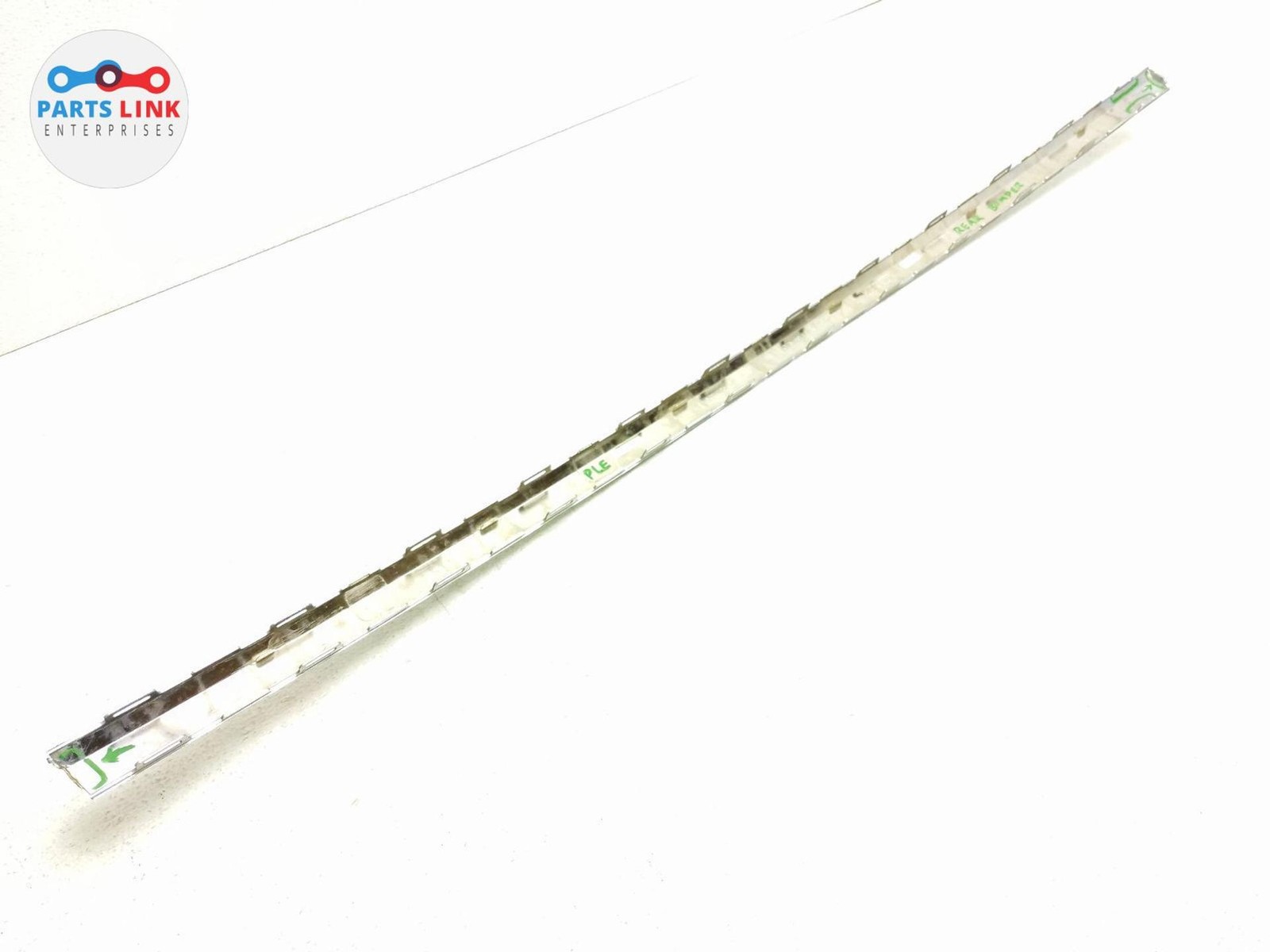 2016-20 BENTLEY BENTAYGA REAR BUMPER TRIM CENTER MOLDING APPLIQUE INSERT COVER