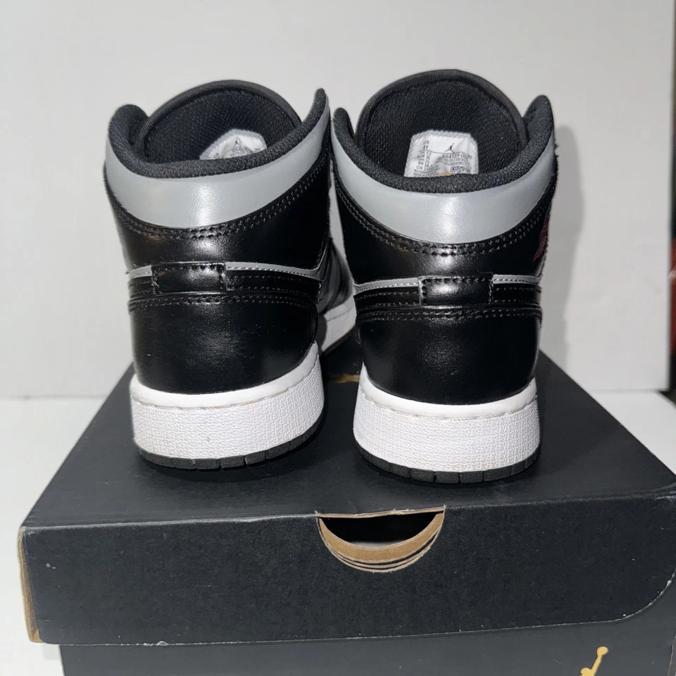 Nike Air Jordan 1 Mid GS Preto Ginásio Vermelho Cinza Partícula 554725-096 Tamanho 4Y - Imagem 2 de 4