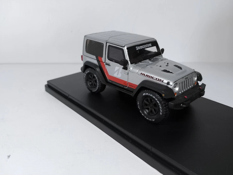 Jeep Wrangler Rubicon 2014 (1/43) todo terreno, Bridgestone, + caja, estuche y soporte Foto 4 de 4