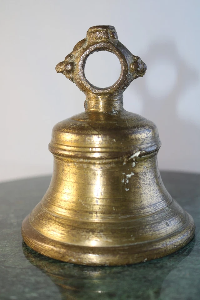 Campana religiosa colgante de latón vintage original antigua hecha a mano grabada India 20 Foto 2 de 4