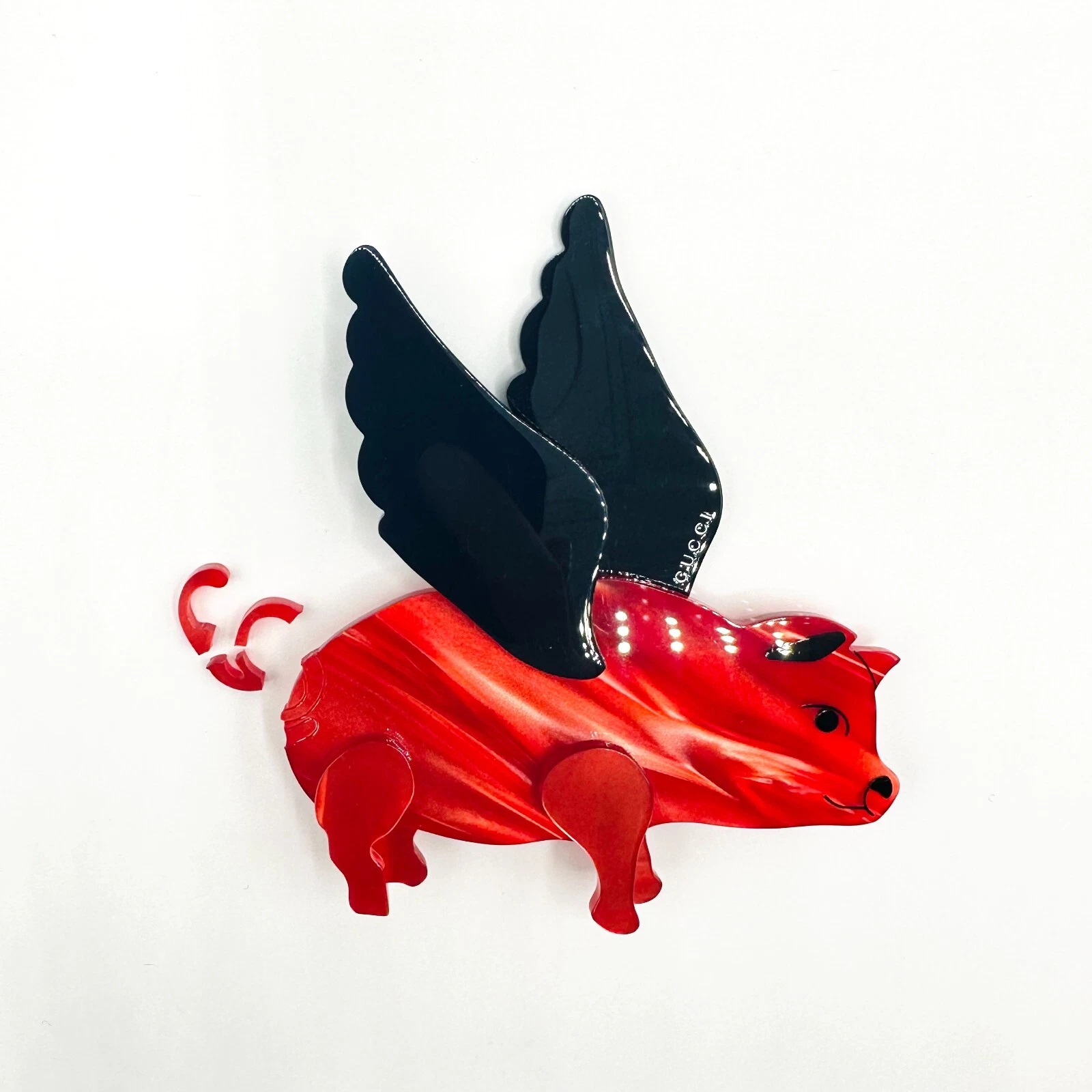 Broche cochon volant en résine rouge Gucci neuve avec logo 566798 8517 défaut # 2