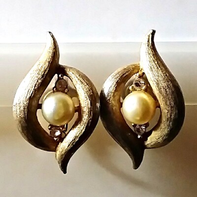 Late 50s/Early 60s Crown Trifari Gold Tone Clip-On Earrings