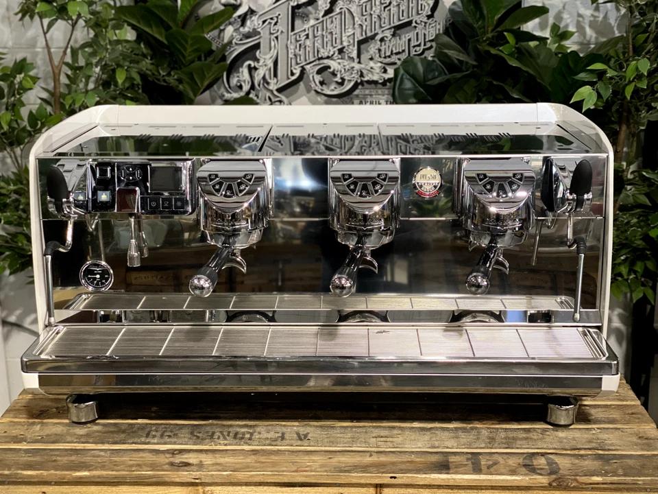 MÁQUINA DE CAFÉ ESPRESSO BLANCA VICTORIA ARDUINO WHITE EAGLE 3 GROUP COMERCIAL Foto 2 de 4