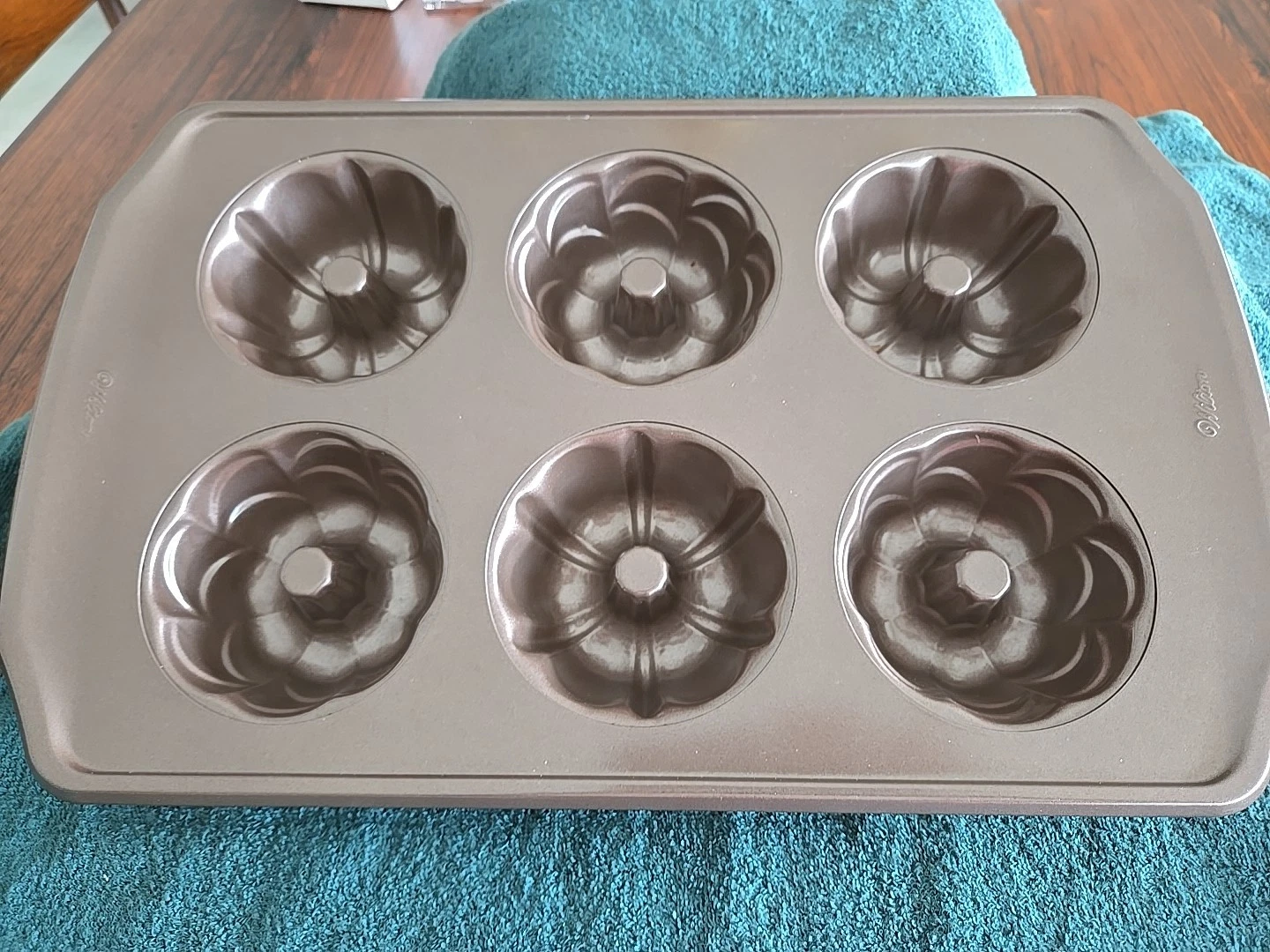 Wilton Mini Bundt Cake Pan 6-Cake Nonstick Metal