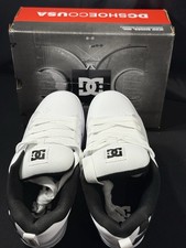 DC Shoe Company Cuero Blanco Negro Acentos Corte Graffiti Modelo #300529 Talla 6