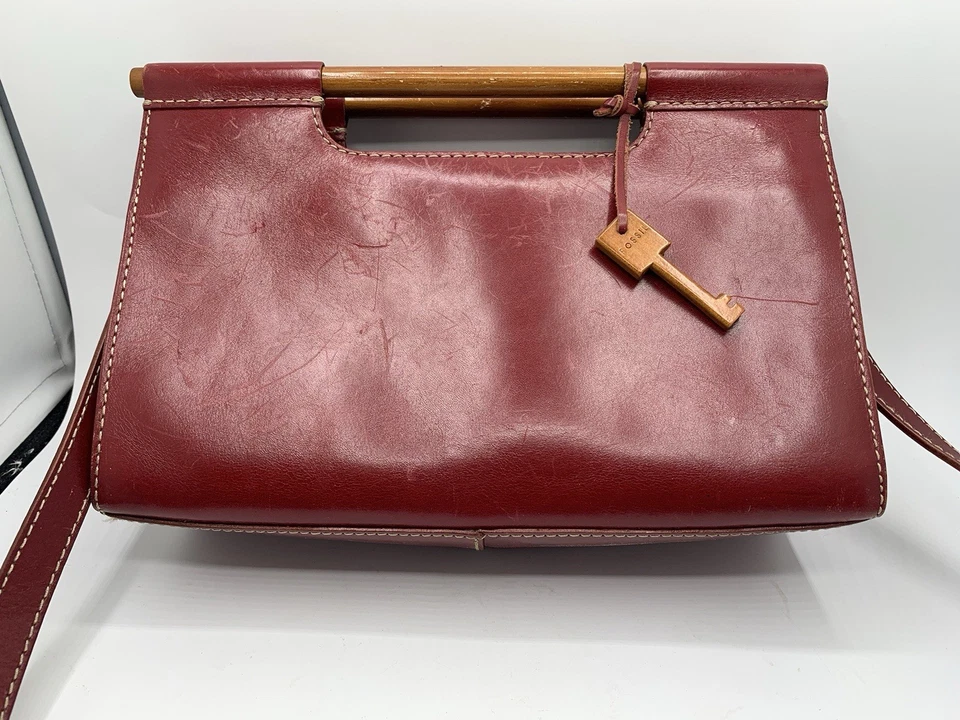 Bolso de mano y correa vintage FOSSIL de cuero rojo con asas de madera Foto 2 de 4