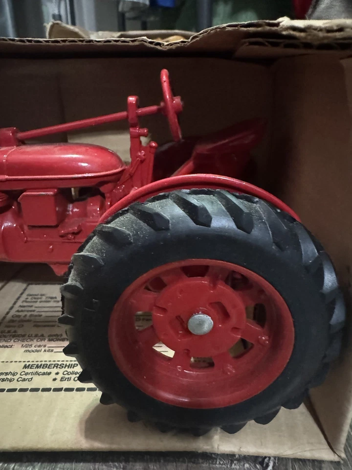 Nuovo con scatola ERTL Farmall H 1:16 - Immagine 3 di 4