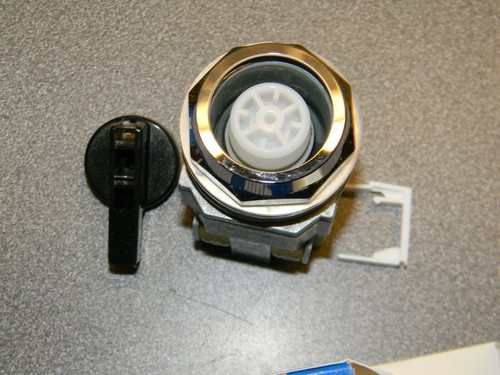 IDEC ASD2L20N TWTD Series Selector Switch 30mm 2NO+0NC 2 POS Maintained Round - Picture 7 of 8