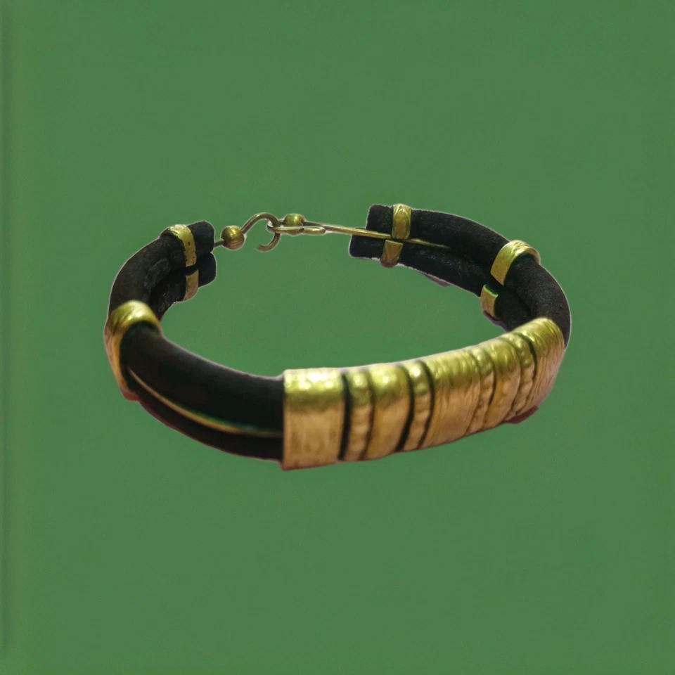 Brazalete Brazalete Artesano Antiguo Cuero Negro Grabado Cobre y Metal Mezclado De Colección Foto 3 de 4