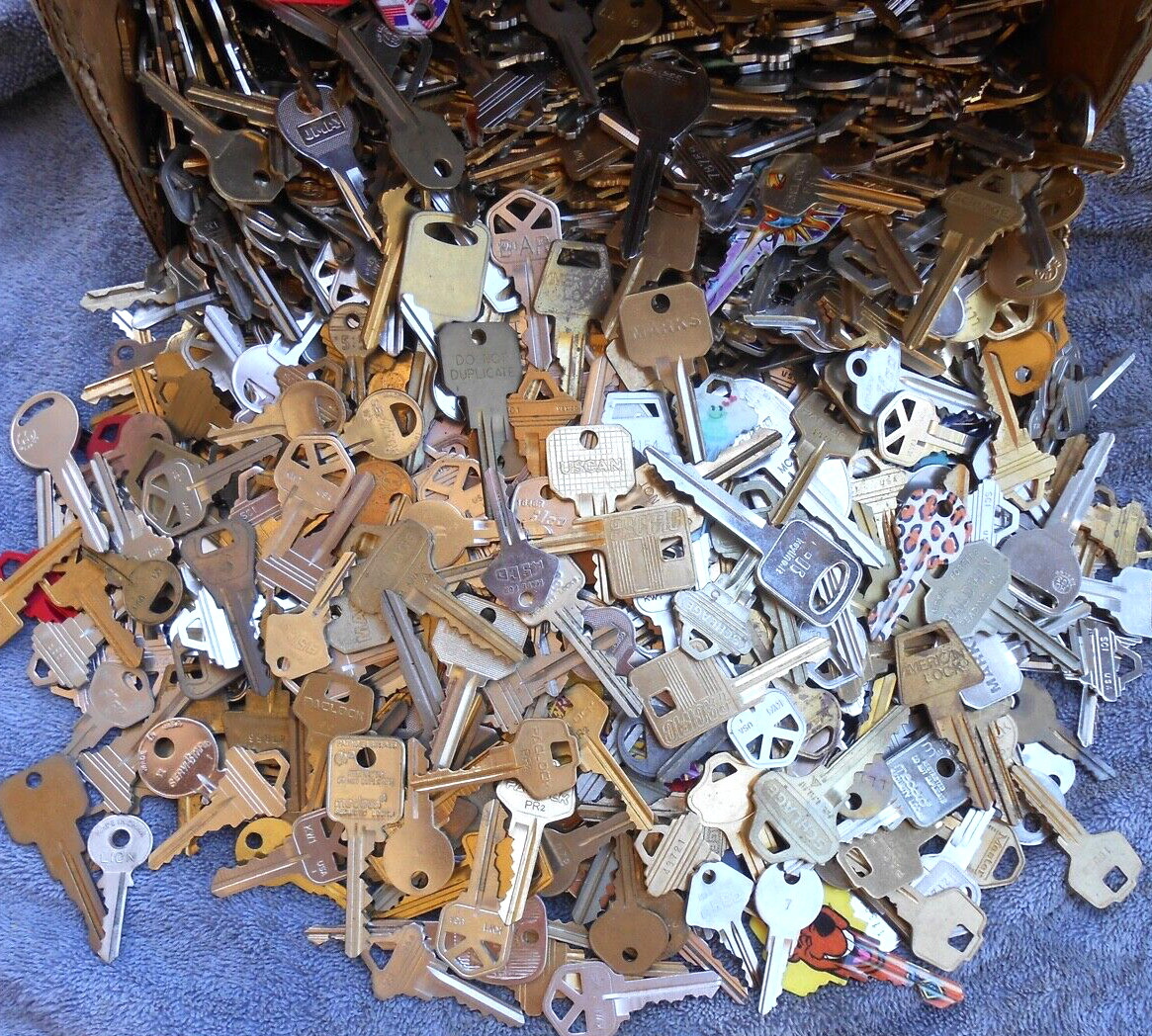 1 pound  mix  Good assortment  Car, House,  padlock, etc..Cut keys FREE SHIPPING