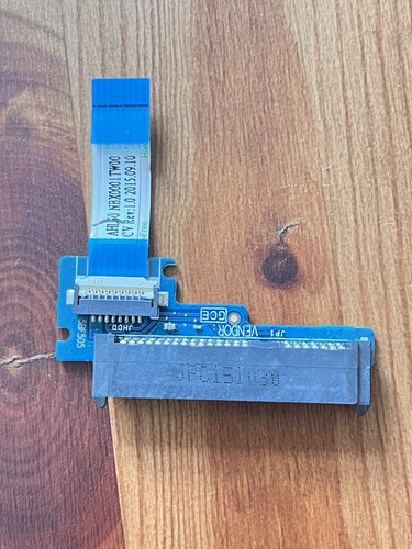 SATA-Daten- und Stromanschluss für eine 2,5”-HDD oder SSD