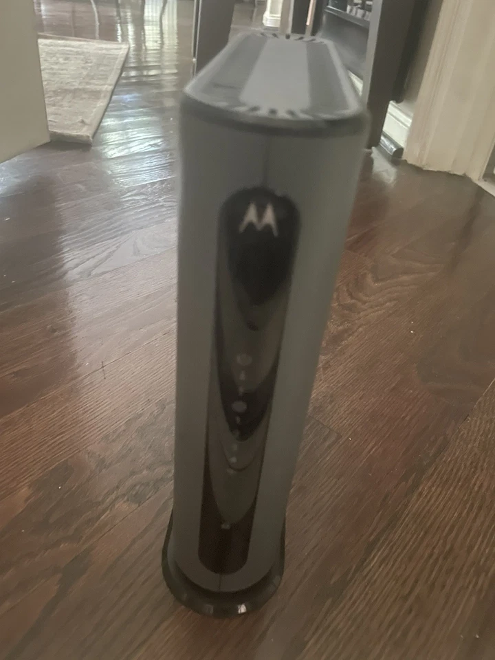 Motorola MG7315 8x4 343 Mbps DOCSIS 3.0 Cable Modem Plus N450 Wi-Fi Router - Image 3 of 3