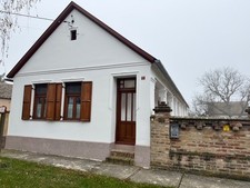 Renoviertes, modernisiertes Bauernhaus mit Gästehaus in einem ruhigen kleinen Do