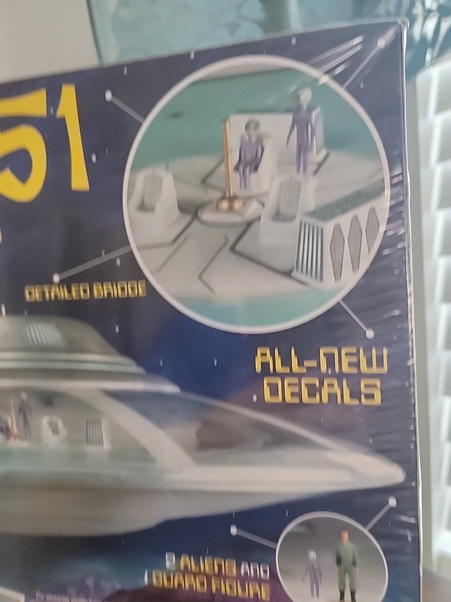 エリア５１の金属製UFOフィギュア　レーザービーム Amazon.com: Round 2 Area 51 UFO : Arts, Crafts & Sewing