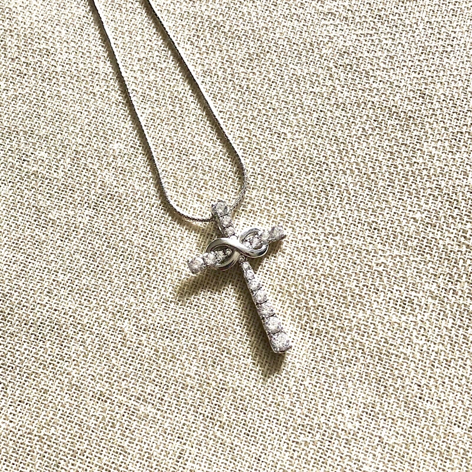 Collar Cruz Infinita Plata Foto 2 de 4