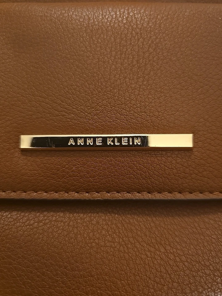 Cartera de cuero marrón para mujer Anne Klein Foto 2 de 4