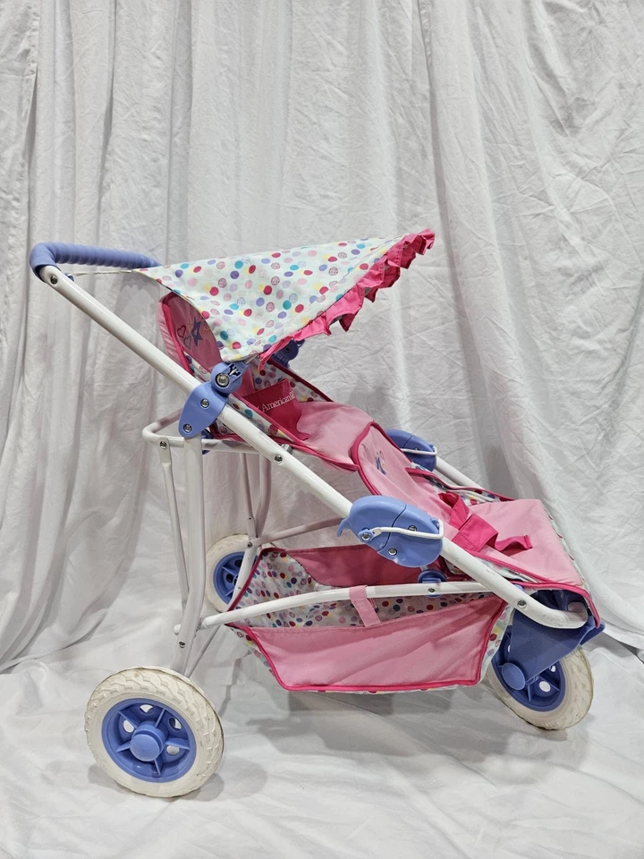 Cochecito doble American Girl Bitty Baby - toldo rosa a lunares y cesta de almacenamiento Foto 2 de 4